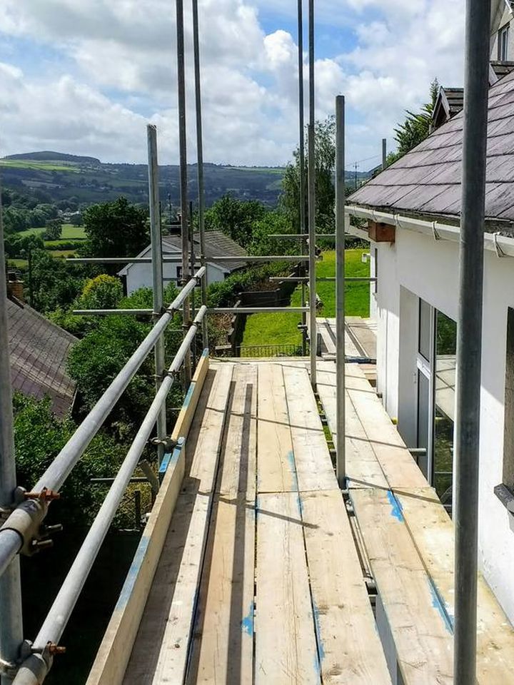 Gerüst an einer Hausfassade während der Sanierung