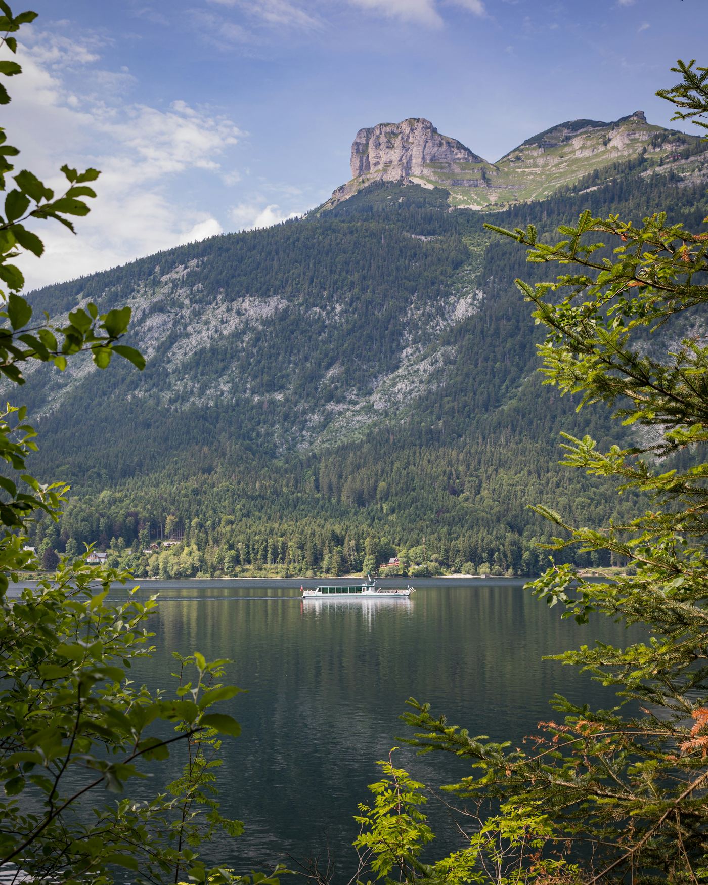 Bergsee vor einer Kalkfelswand im Ausseerland